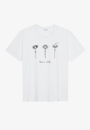 Weißes T-Shirt mit drei schwarz gezeichneten Blumen, eine mit fallenden Blütenblättern, und dem Schriftzug „bloom wildly“ unter den Blumen.