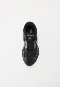 Lacoste svarte sneakers med mesh og syntetiske materialer, med grå aksenter, snøring, teksturerte mønstre og rund tådesign.