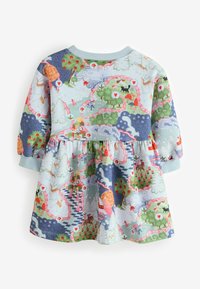 Buntes Kinderkleid mit einem verspielten Naturmotiv aus Bäumen, Tieren und Mustern. Hergestellt aus weichem Stoff mit einem gerafften Rock.
