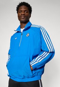adidas Originals REAL MADRID ICON HALF ZIP JACKET - Klupska odjeća - bluebird/white