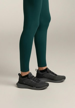 200 MULTI-ACTIVITY SPORT TRAINERS - Tréningová obuv - black