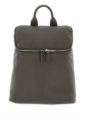 Sac à dos en cuir gris foncé avec une poignée supérieure, une poche zippée à l'avant et des tirettes de fermeture éclair doubles sur un fond blanc uni.