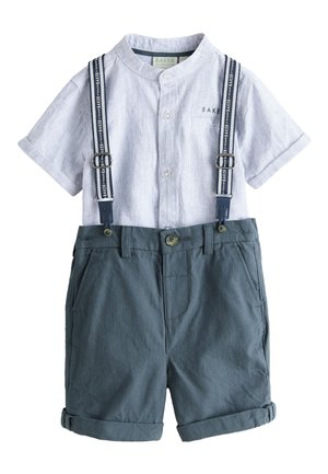 Chemise gris clair à manches courtes avec bretelles bleu marine associée à un short gris foncé retroussé pour tout-petits.