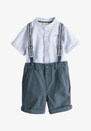 Jasnoszara koszula z krótkim rękawem i granatowymi szelkami, zestawiona z ciemnoszarymi podwiniętymi szortami dla małych dzieci.