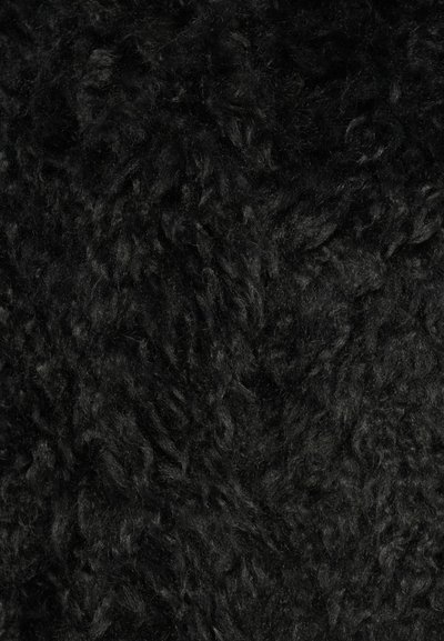 Čierna kučeravá fleece textília s hustými, mäkkými a nadýchanými vláknami tesne vedľa seba.