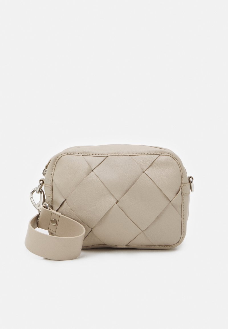 Beige, gekwilt leren tas met een rechthoekige vorm, voorzien van een afneembare schouderband en zilveren hardware accenten. Glad textuur en minimalistisch ontwerp.