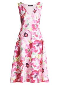 Ärmelloses Blumenkleid mit V-Ausschnitt, das ein pink-weißes Muster großer Blüten zeigt. A-Linie-Silhouette mit glatter Textur.