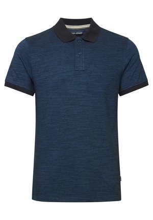 Dunkelblaues Polohemd aus strukturiertem Stoff, mit kontrastierendem schwarzen Kragen und Bündchen, einem Drei-Knopf-Verschluss und einem kleinen Logo am Saum.