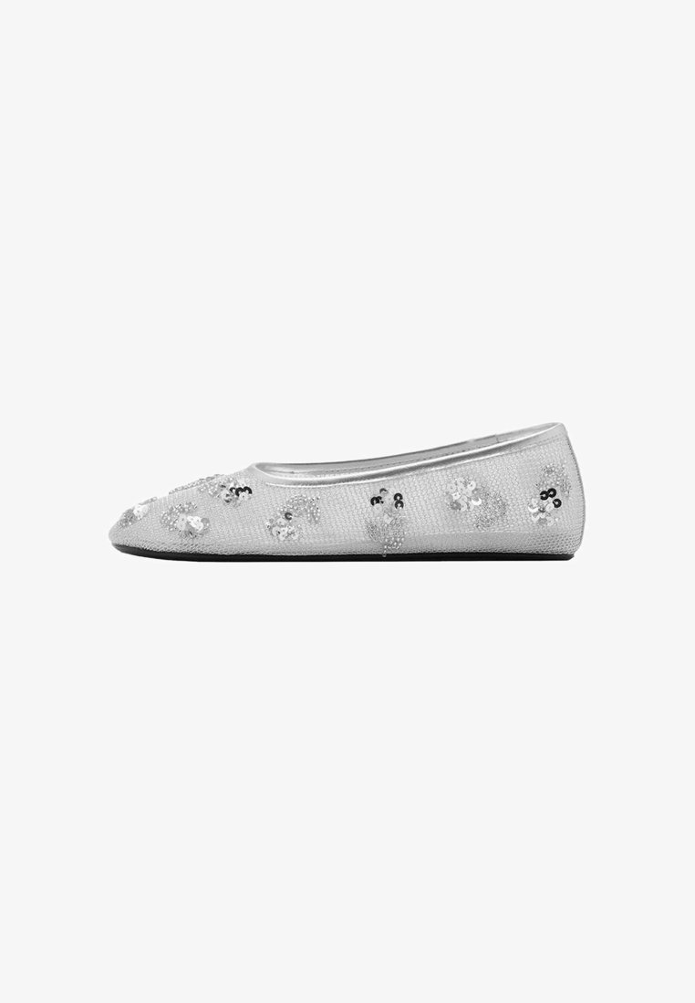 Kein-verschluss flache Schuhe aus hellgrauem Netzstoff mit silbernen Pailletten-Blumenmuster, runder Zehenform und schwarzer Sohle. Glatte Textur, ohne sichtbare Beschläge.