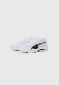 Baskets de sport blanches avec tige en mesh, accents de marque noirs, semelle plate et fermeture à lacets. Design minimaliste et structure légère.