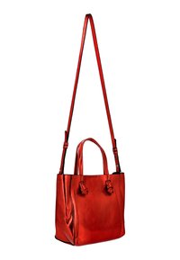 Punainen nahkainen käsilaukku, jossa on kaksi lyhyttä kahvaa ja yksi pitkä säädettävä olkahihna, etuosassa koristeellisilla solmuilla.