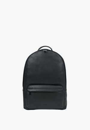 Czarny skórzany plecak z zaokrąglonym szczytem, smukłym profilem, przednią kieszenią na zamek i subtelnym logo w dolnej części. Gładka tekstura.