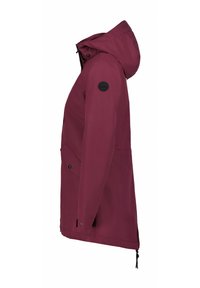 Burgunderfarbene wasserdichte Jacke mit Kapuze, frontalen Taschen, schwarzem Logo-Patch auf der Schulter und verstellbaren Kordeln am Saum.