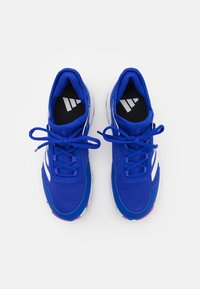 Scarpe da ginnastica blu in tessuto a rete, con strisce bianche, punta rotonda e suola ammortizzata con un accento multicolore sul tallone.