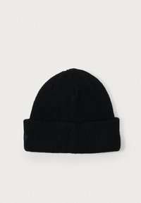 Must kulditud beanie volditud servaga. Valmistatud tekstureeritud kangast, millel on tihe, kitsenev kuju ja minimalistlik disain ilma kaunistusteta.