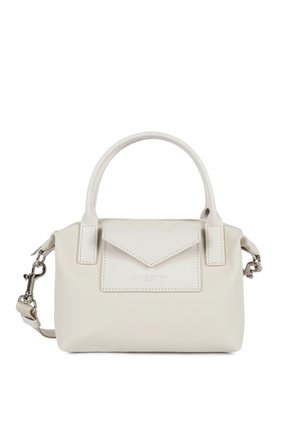 Kleine witte handtas met twee handvatten, voorvak in envelopstijl en afneembare schouderriem met zilverkleurige sluitingen.