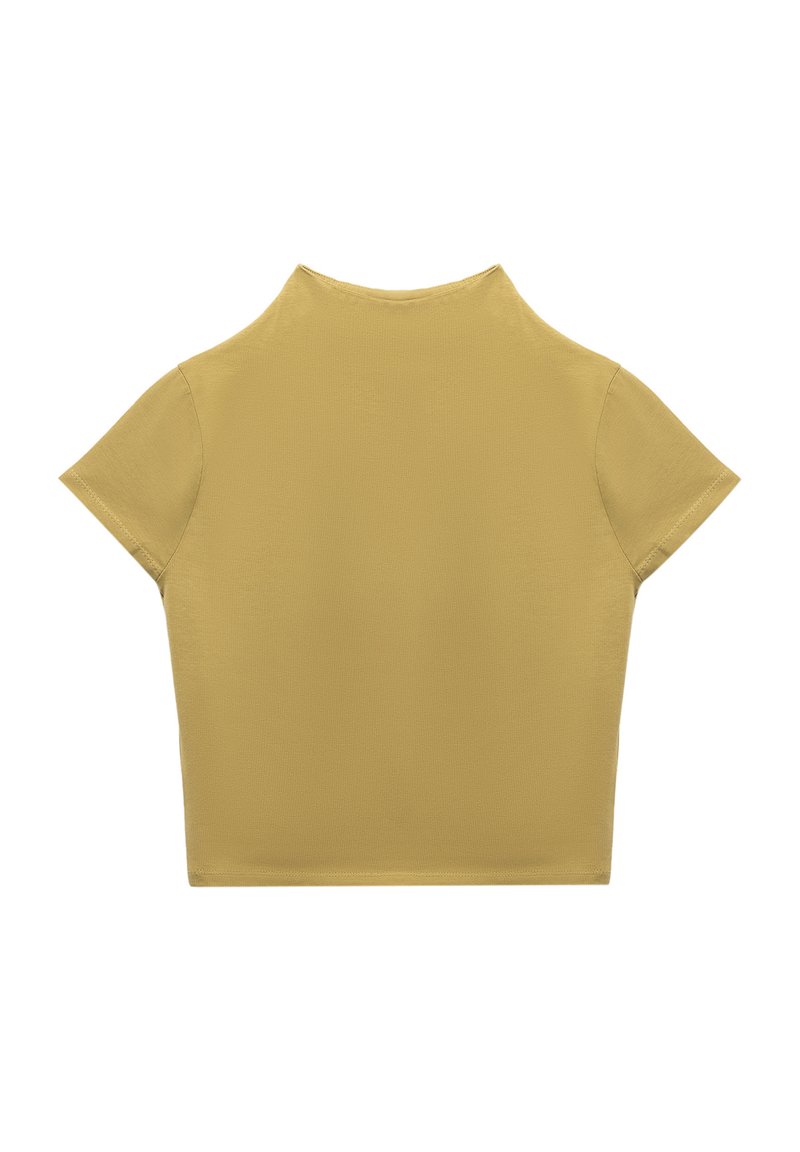 Top in cotone giallo senape a maniche corte con scollatura alta e vestibilità rilassata. Texture liscia e cuciture pulite senza decorazioni.