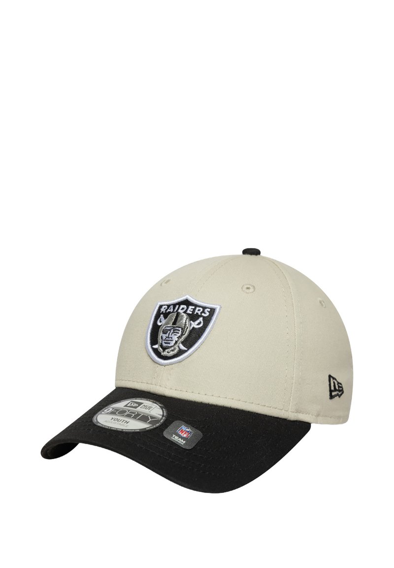 Il cappello presenta una corona beige con una visiera nera. Ha un logo ricamato dei Raiders sulla parte anteriore e un'etichetta sul bordo che indica la taglia e il marchio.
