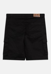 Černé cargo šortky z pevného bavlněného materiálu, se dvěma zadními kapsami a bočními kapsami. Texturovaný pas s koženou nášivkou značky.