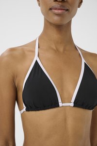 Čierny bikiny top s trojuholníkovým dizajnom, s bielym obšitím a nastaviteľnými ramienkami. Textúrovaná tkanina s nariasením na spodnej časti.