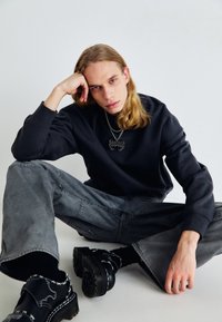 Jack & Jones PREMIUM JPRBLAHARVEY CREW NECK UNISEX - Felpa - asphalt