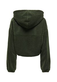 Chaqueta con capucha recortada de material de forro polar verde oscuro, que cuenta con mangas largas y puños elásticos, con una textura suave y sin herrajes visibles.