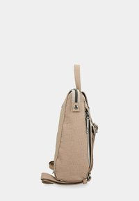 Mochila beige texturizada con patrones geométricos embossados, un asa en la parte superior, bolsillo frontal con cremallera y correas de hombro ajustables.