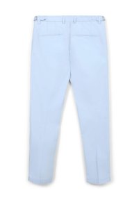 Helle blaue Hose mit glatter Textur, flacher Vorderseite, zwei Gesäßtaschen und Gürtelschlaufen. Die Beine sind schmal zulaufend mit einem sauberen Saum.