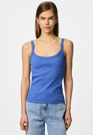 Camiseta de tirantes anchos de color azul con canalé y escote redondeado, combinada con jeans de color azul claro. La tela parece suave y elástica.