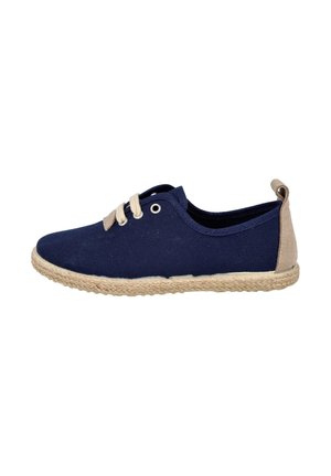 Zapato casual de lona azul marino con cordones beige, lengüeta del talón beige y suela tejida beige, mostrado de lado.