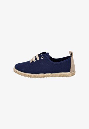 Zapato casual de lona azul marino con cordones beige, lengüeta del talón beige y suela tejida beige, mostrado de lado.