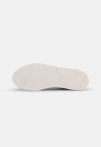 Suola in gomma bianca con una texture liscia e scanalature orizzontali per una presa ottimale. Presenta un branding sottile e una forma arrotondata per un design minimalista.