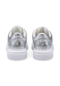 Männliche silberne Metallic-Sneaker mit weißen Gummisohlen, abgerundeten Zehen und gepolsterten Kragen, die eine glatte Textur und ein minimalistisches Design aufweisen.