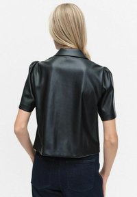 Zwart faux leren top met korte mouwen, een gestructureerde kraag en geplooide schouders, met een gladde, glanzende textuur en een cropped ontwerp.