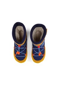 Blauwe en gele winterlaarzen met een pluche voering, een rubberen zool en elastische veters met oranje toggles. Rondneus ontwerp.