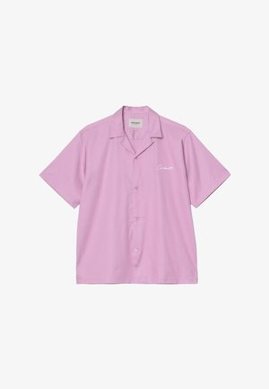 Camisa de manga corta color lavanda, con botones, cuello camp y logotipo en escritura blanca en el lado izquierdo del pecho.