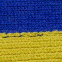 Strikket stoff med horisontale striper av lys blå og gul garn, med synlige sømmer og en teksturert finish.