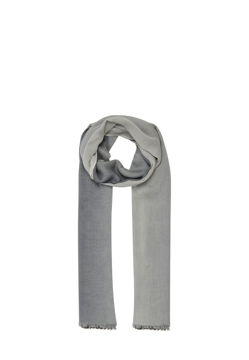 Écharpe grise en tissu léger et doux avec une texture lisse, finie par des bords effilochés, pliée en boucle pour exposition.