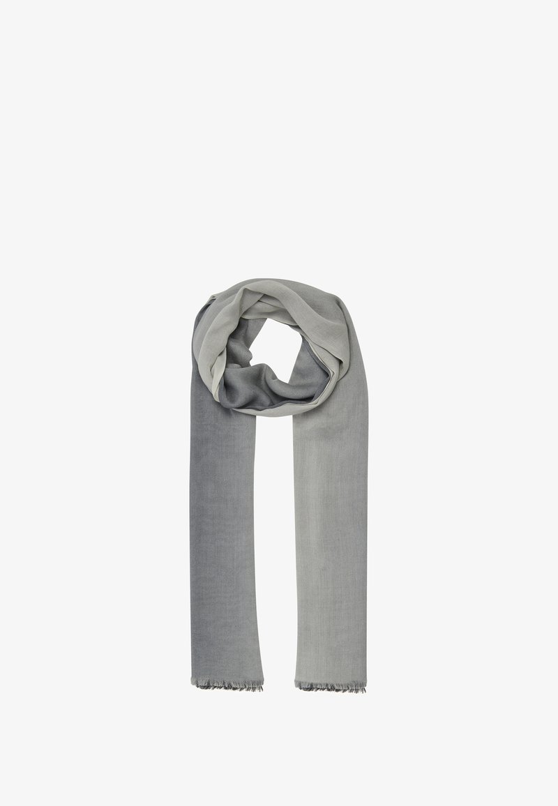 Écharpe grise en tissu léger et doux avec une texture lisse, finie par des bords effilochés, pliée en boucle pour exposition.
