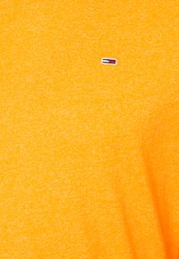 Tommy Jeans SLIM JASPE CREW NECK - T-shirt básica - yellow