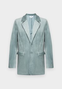 Svijetloplava blejzerica izrađena od mekanog, teksturiranog materijala. Sadrži rever s izrezom, dva prednja džepa i dva dugmeta za zatvaranje.