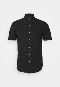 Svart kortärmad skjorta med knappar och klassisk krage, med en liten röd broderad logotyp på vänster bröst och vita knappar.