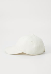 Casquette de baseball blanche en coton, avec un visière incurvée, six œillets de ventilation et une sangle réglable à l'arrière.