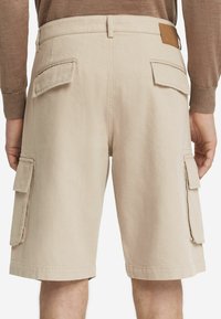 Beige Cargo-Shorts aus Baumwolle. Mit zwei Seitentaschen und einer Gesäßtasche mit Klappe. Gerade geschnitten mit gesäumten Kanten.