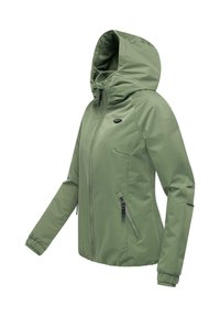 Jasnozielona kurtka z kapturem, z przednim zamkiem, zamykanymi kieszeniami po bokach, elastycznymi rękawami oraz małym czarnym logo marki na klatce piersiowej.