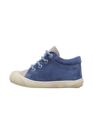 Sneaker per bambini in suede blu e grigio con suola in gomma bianca, chiusura frontale con lacci e puntale testurizzato.