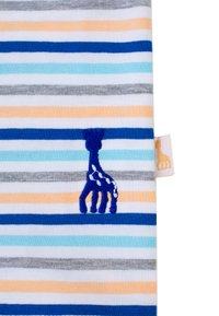 Tessuto a righe con strisce blu navy, grigio, arancione e azzurro chiaro, con un design di giraffa ricamato in blu e un piccolo etichetta di marca.