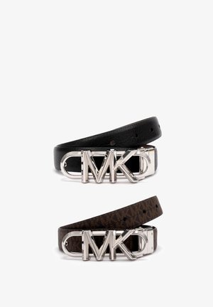 Deux ceintures en cuir enroulées, une noire et une marron avec un motif, chacune avec une grande boucle argentée à logo MK à l'avant sur fond blanc.