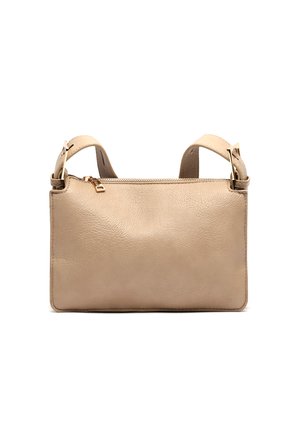 Bež usnjena torbica čez ramo z zadrgo in nastavljivim trakom z zlatimi detajli na sponki, prikazana na belem ozadju.