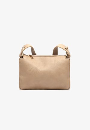 Bolso de hombro de cuero beige con cierre de cremallera y correa ajustable con detalles de hebilla de tono dorado, mostrado sobre un fondo blanco.